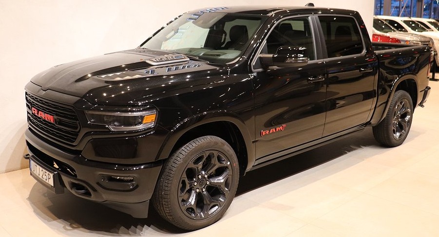 Svart RAM 1500 Crew Cab Limited Night Red Edition stulen i Upplands Väsby