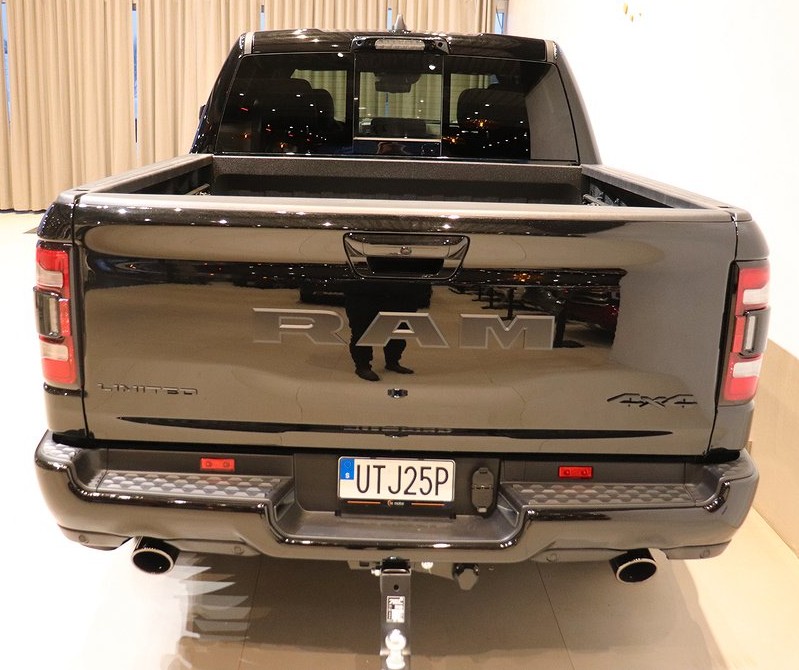 Svart RAM 1500 Crew Cab Limited Night Red Edition stulen i Upplands Väsby