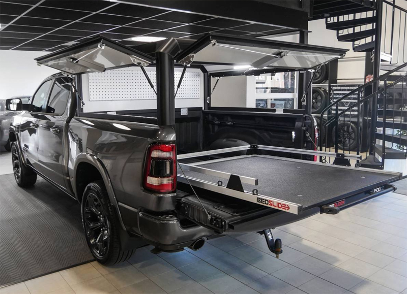 Grå metallic RAM 1500 Crew Cab Limited Night Edition stulen söder om Enköping