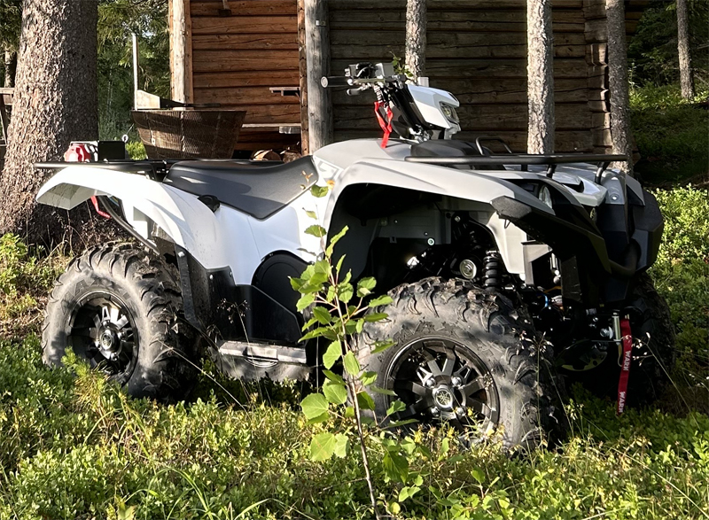 Vit Yamaha YFM 700 Grizzly stulen norr om Husum