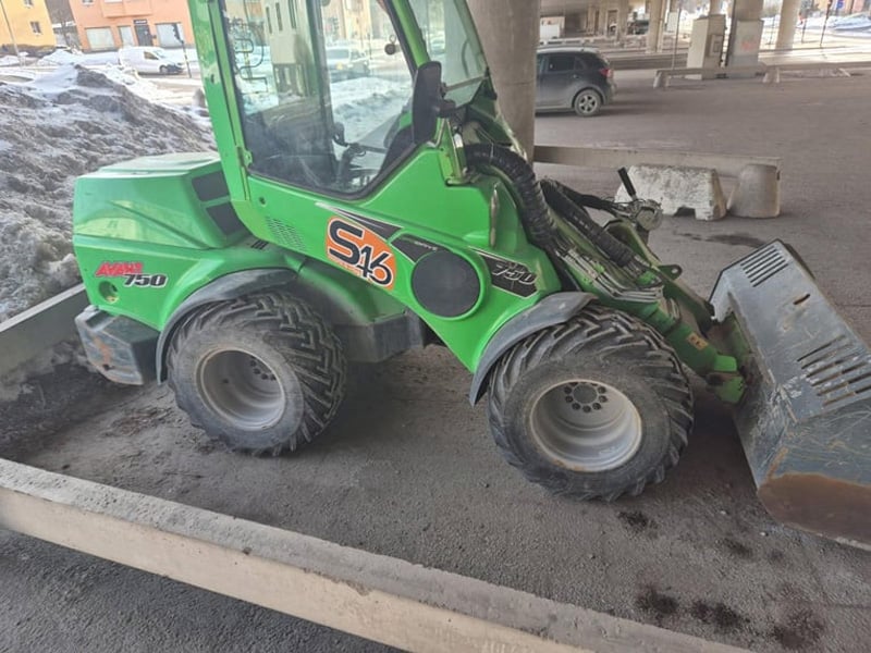 Grön kompaktlastare Avant 750 stulen i Vega, Haninge