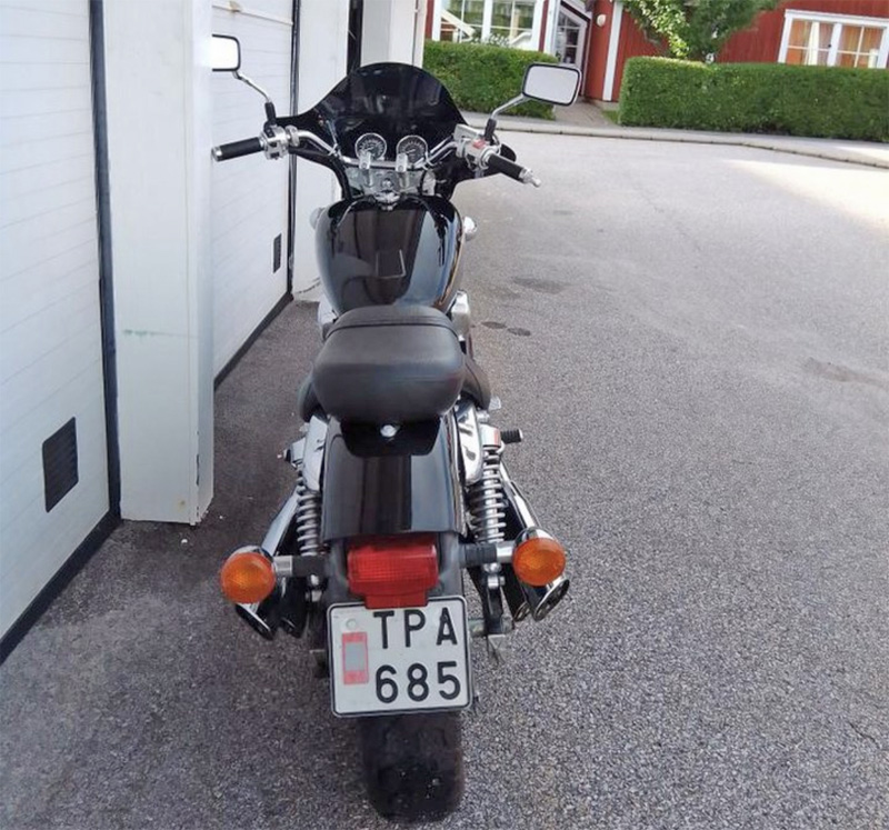 Svart Honda VF 750 C Magna stulen i Trångsund söder om Stockholm