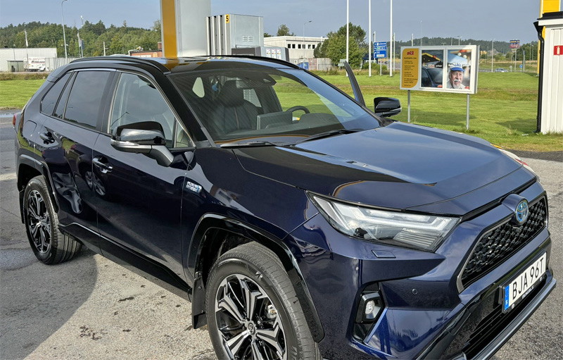 Svensk mörkblå metallic Toyota RAV4 Plug In Hybrid stulen i Calpe norr om Alicante, Spanien