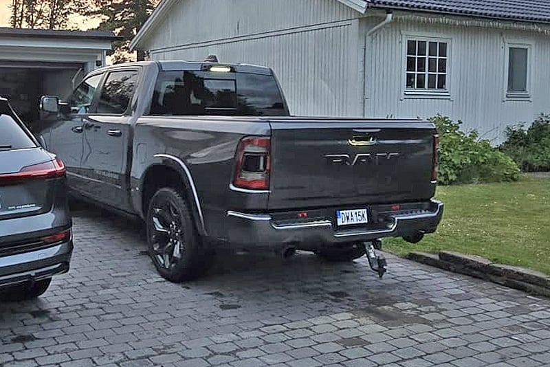 Grå metallic RAM 1500 Crew Cab Limited stulen i Laxå sydväst om Örebro