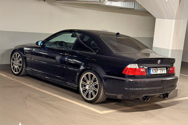 Mörkblå metallic BMW M3 Coupé E46 stulen på Östermalm, Stockholm