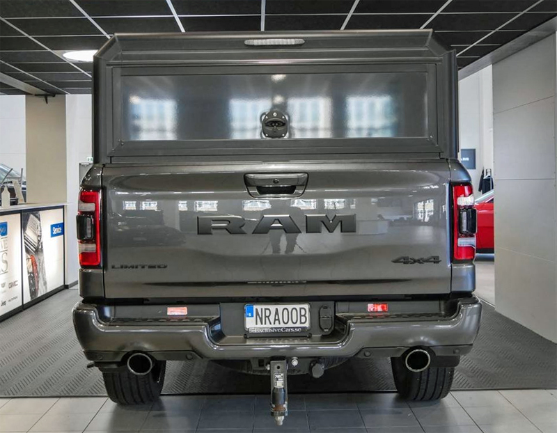 Grå metallic RAM 1500 Crew Cab Limited Night Edition stulen söder om Enköping