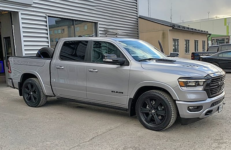 Ljusgrå metallic RAM 1500 Crew Cab Laramie stulen i Jakobsberg nord väst om Stockholm