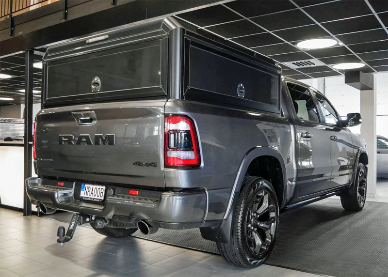 Grå metallic RAM 1500 Crew Cab Limited Night Edition stulen söder om Enköping