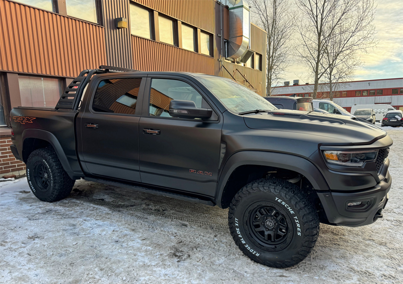 Svart RAM 1500 TRX Crew Cab stulen i Kumla utanför Örebro
