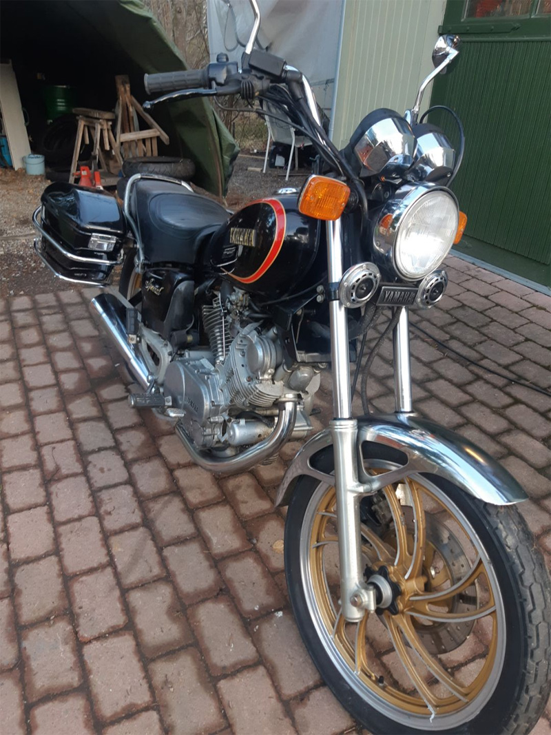 Svart Yamaha XV 750 stulen i Farsta, Stockholm