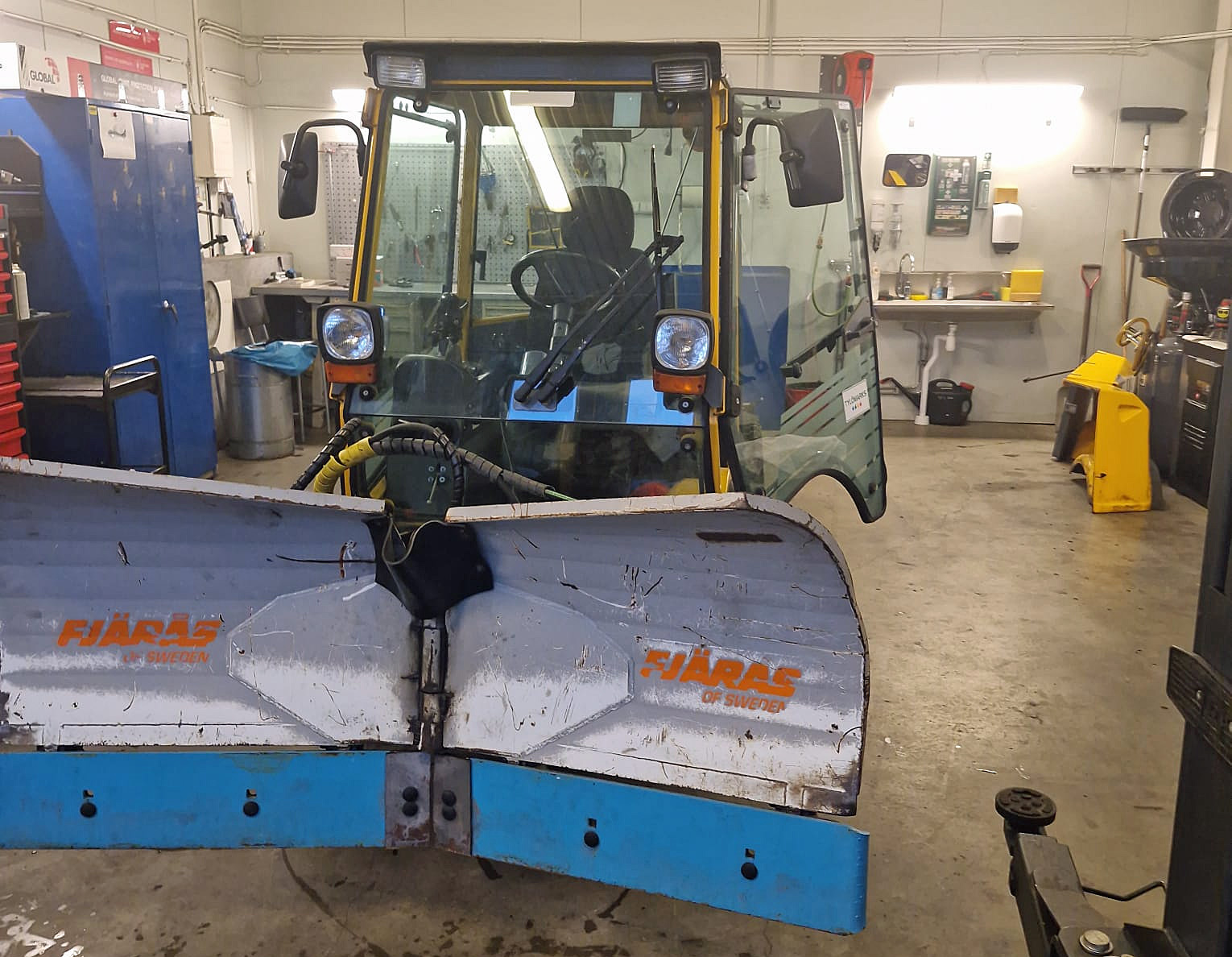 Redskapsbärare Wille 465 och Belos Transpro 54 stulna i Stockholm