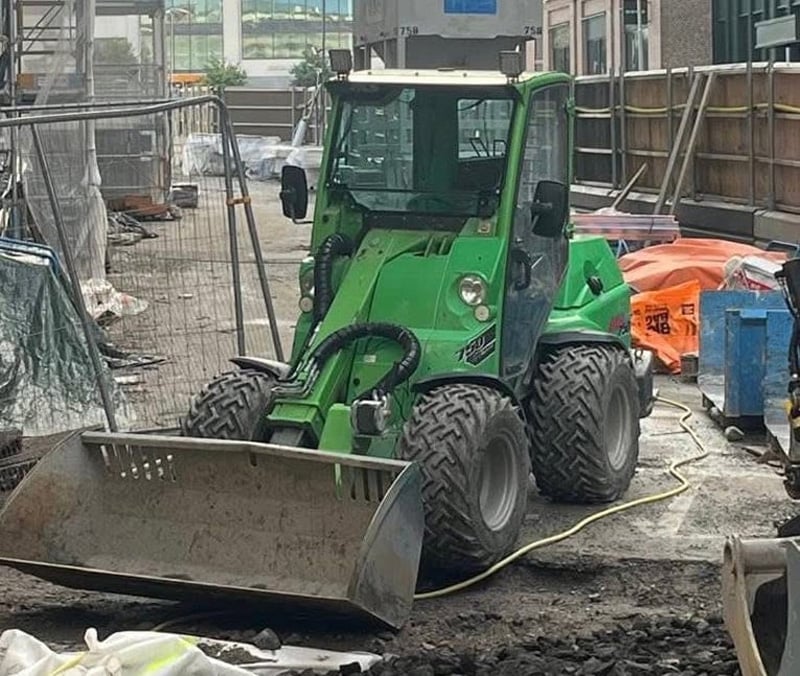 Grön kompaktlastare Avant 750 stulen i Vega, Haninge