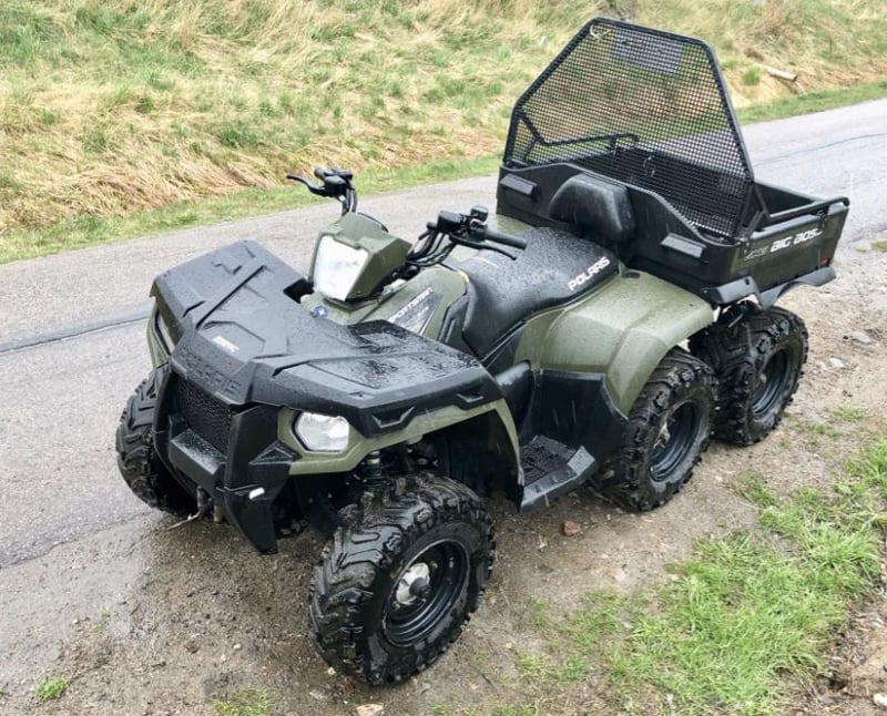 Grön sexhjuling Polaris Sportsman Big Boss 6X6 stulen i Vårgårda