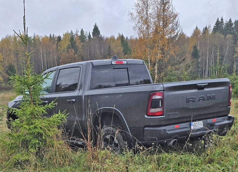 Grå metallic RAM 1500 Crew Cab Rebel stulen i Hässelby, Stockholm