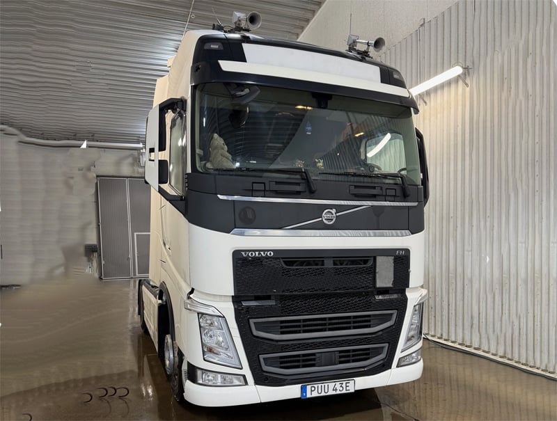 Vit dragbil Volvo FH 12 stulen i Helsingborg