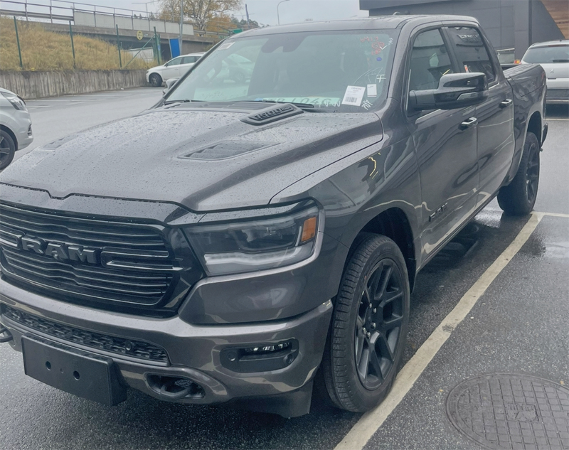 Grå metallic RAM 1500 Crew Cab Laramie Night Edition stulen i Fresta, Upplands Väsby