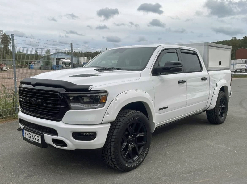 Vit RAM 1500 Crew Cab Laramie Premium Night Edition stulen i Åseda