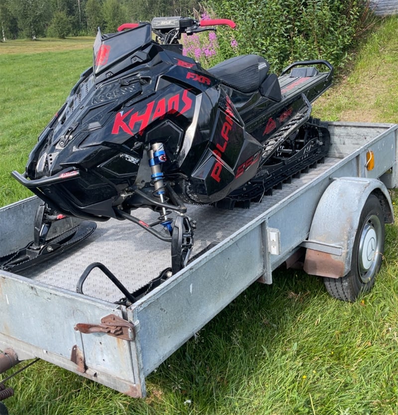 Svart snöskoter Polaris 850 RMK Khaos stulen i Idre 