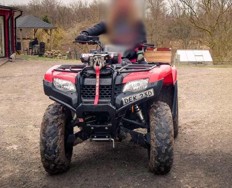 Röd fyrhjuling Honda Rancher AT stulen nordost om Munka Ljungby