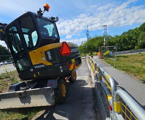 Hjulburen grävmaskin Volvo EW60E stulen i Västberga, Stockholm