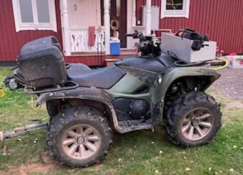 Grön fyrhjuling Yamaha YFM 700 Grizzly stulen väster om Älvsbyn