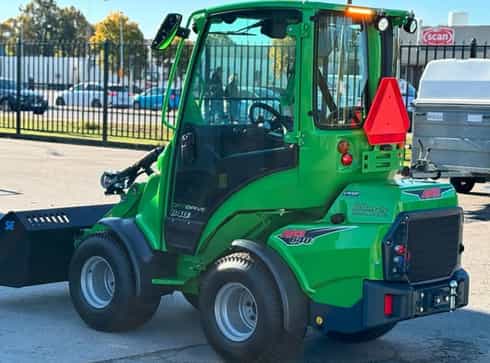 Kompaktlastare Avant 640i stulen i Höckerum mellan Söderköping och Gusum